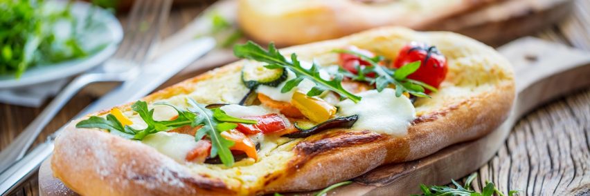 Frische Italienische Focaccia mit verschiedenen Gemüsen